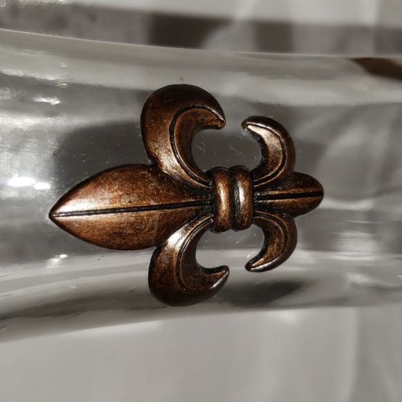 2 glass decanters.   VIVA Wine.  PALAIS Oil & Vivitar.  fleur de lis. - Picture 6 of 6